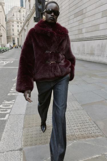 CAZADORA EFECTO PELO ALAMARES - Burgundy de Zara
