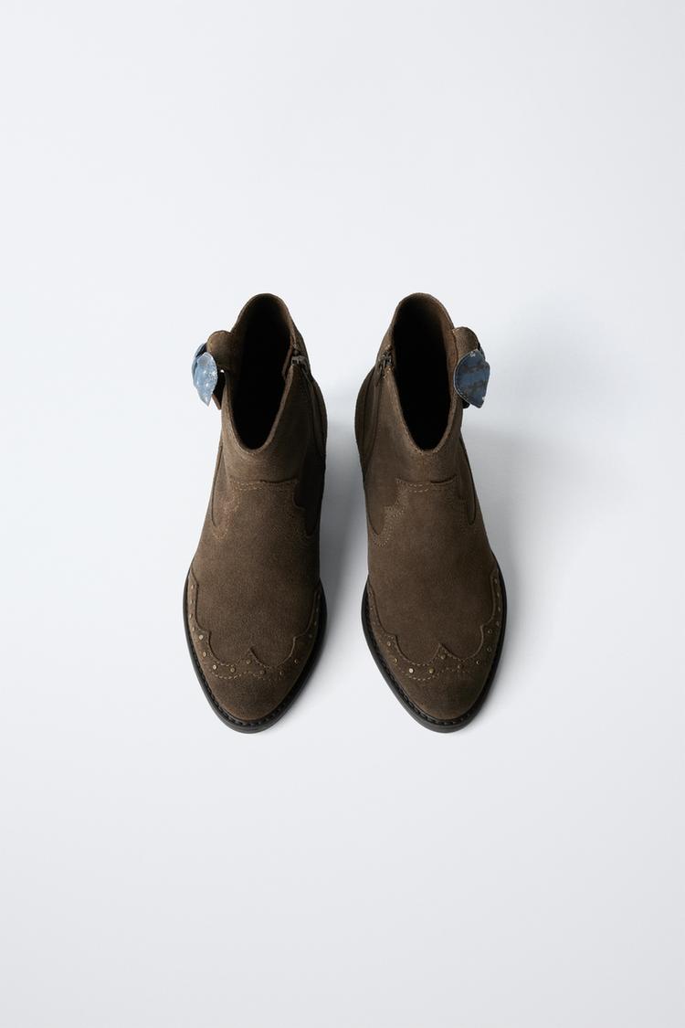 Botines de cuero con tachuelas y pañuelo 4