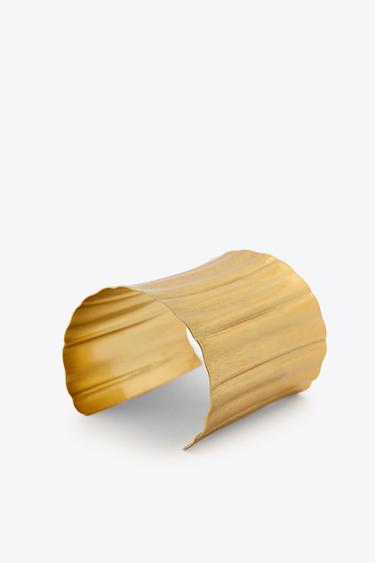 EMBOSSED METAL BRACELET - Golden by Zara - Image 3