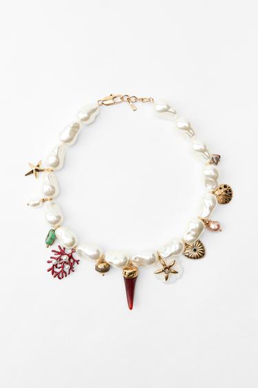NÁHRDELNĺK S PERLAMI A CHARMS - Zlatá od Zara