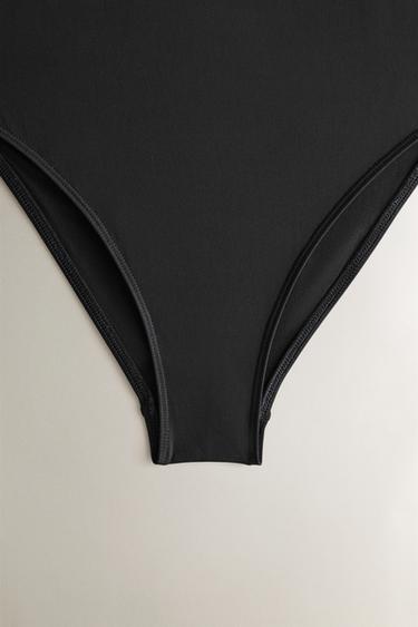 MAILLOT DE BAIN DE PLAGE DÉCOLLETÉ FRONCÉ - Noir de Zara - Image 2