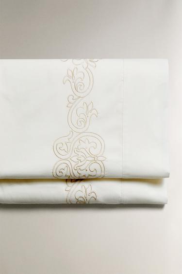 شرشف علوي مطرز - أبيض مكسور الخاص بـ Zara