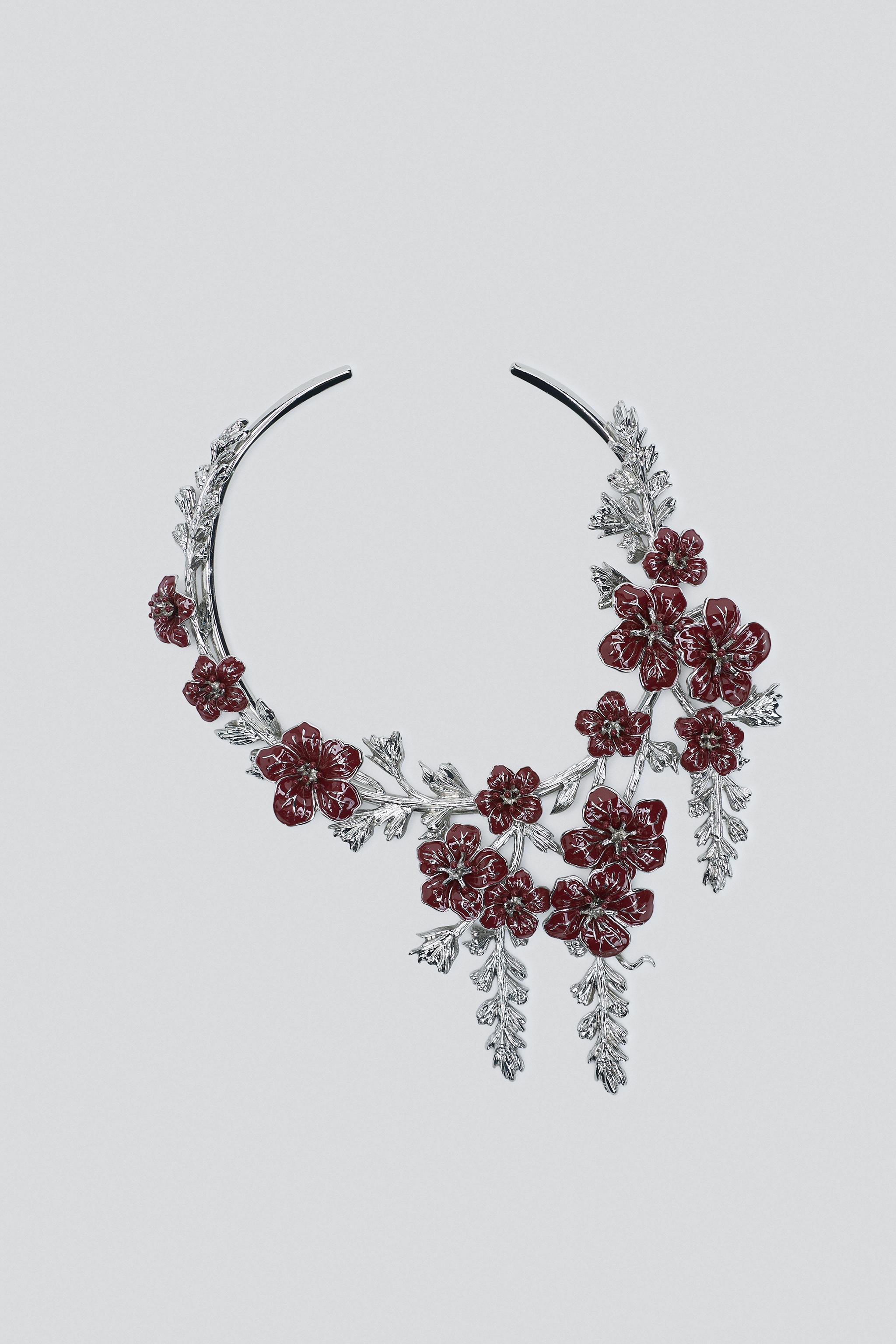 METAL CHOKER WITH EMBOSSED FLOWERS