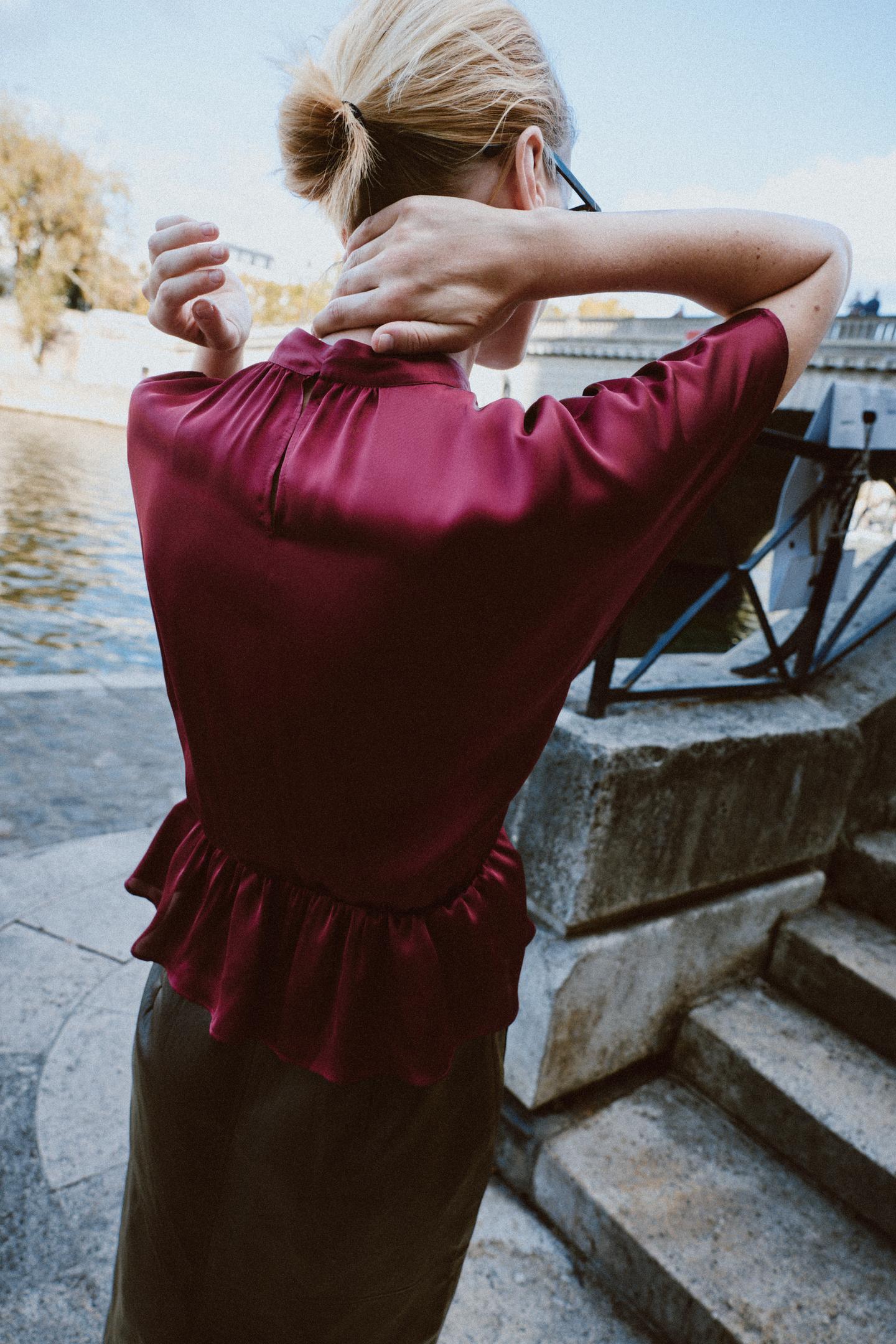 Женская блузка Zara Satin Draped Blouse, цвет: Светлый тёмно-бордовый — фото 3