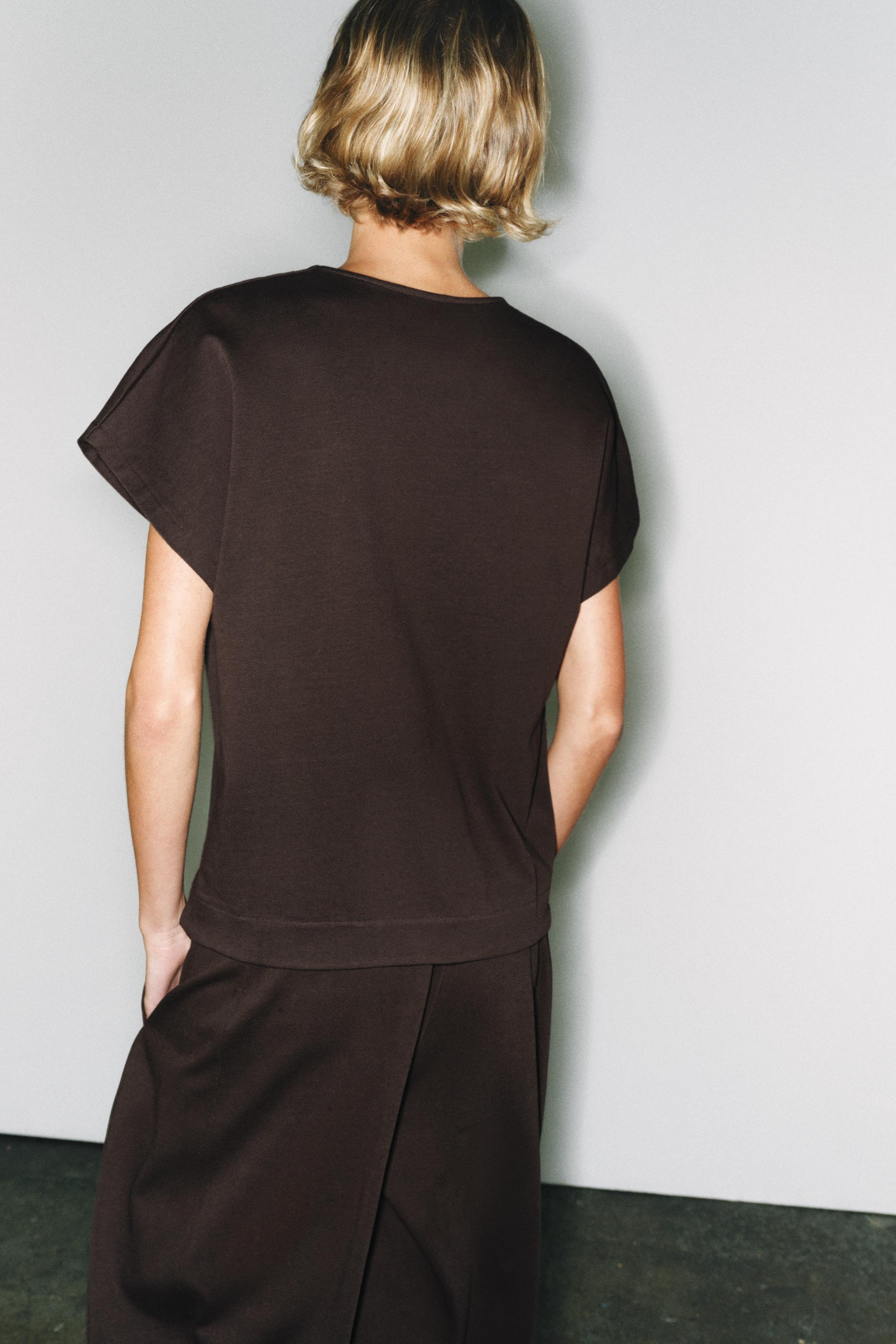 V-NECK T-SHIRT
