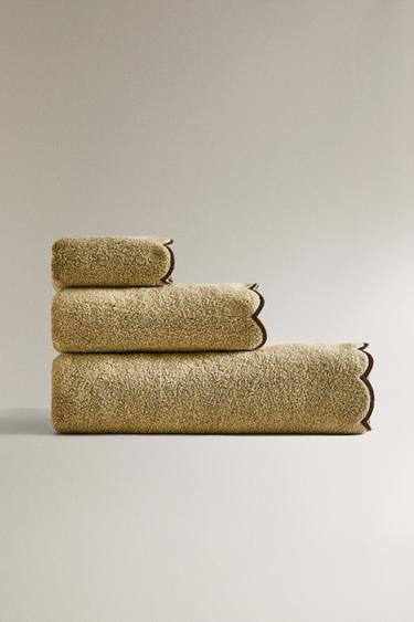 Zara BATH TOWEL WITH A SCALLOPED EDGE - Light khaki - Image 0