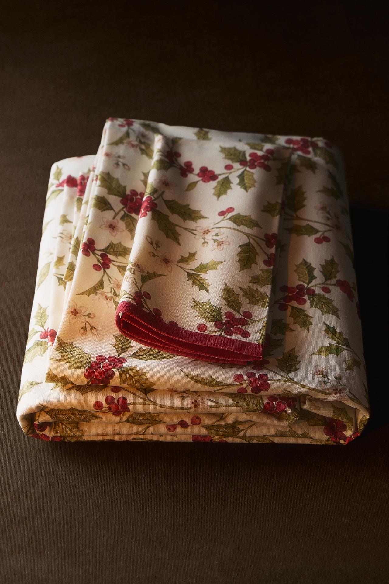 COTTON CHRISTMAS HOLLY TABLECLOTH — Ecru