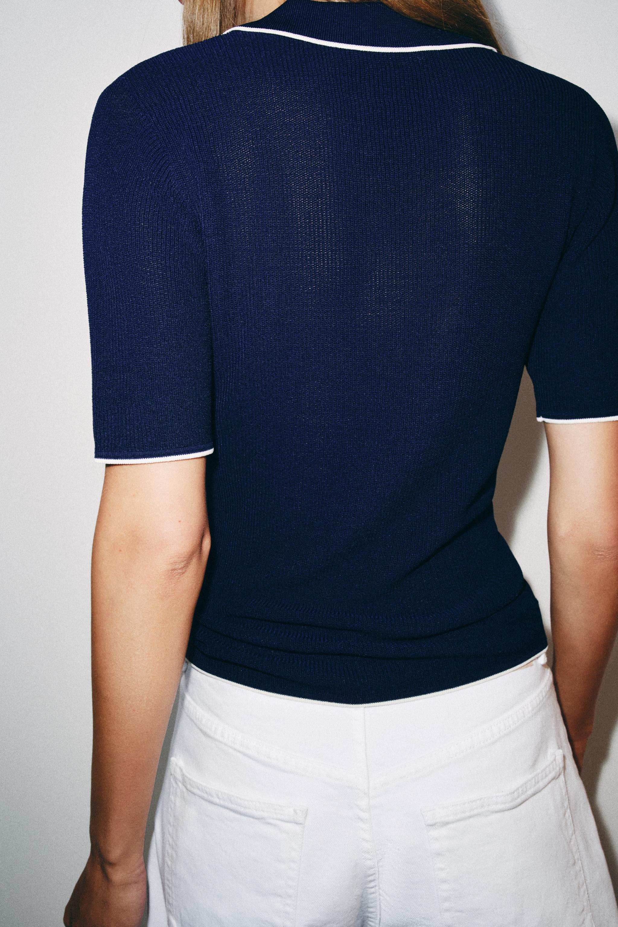 CONTRAST POLO TOP
