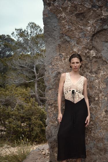 ROBE EN MATIÈRES VARIÉES STRUCTURE FANTAISIE - Noir / Écru de Zara