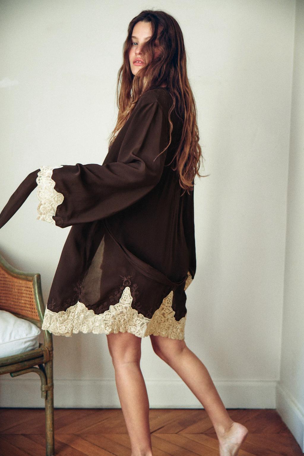 100% VISCOSE EMBROIDERED LACE ROBE