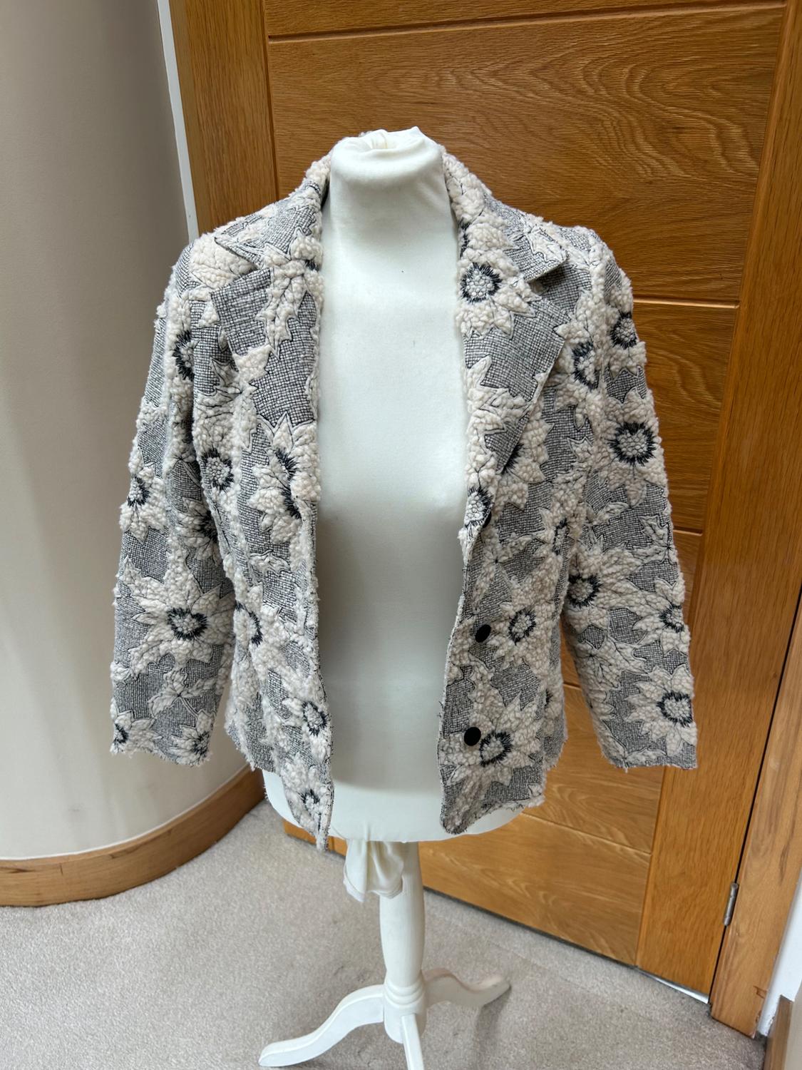 BRAND NEW EMBOSSED FLORAL JACKET/BLAZER - Image 4