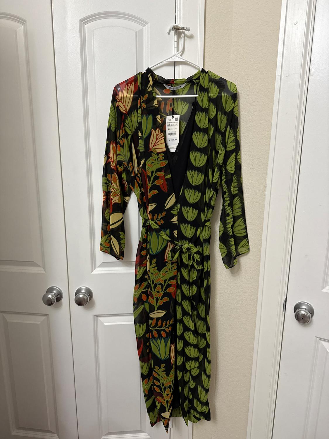 BELTED FLOWY DRESS