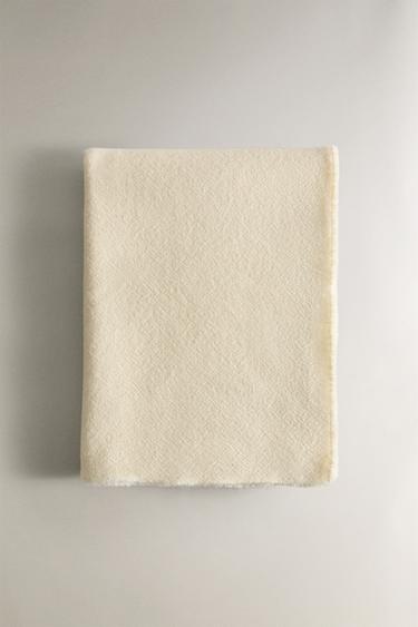 WEICHE DECKE MIT FRANZEN - Cremefarben von Zara