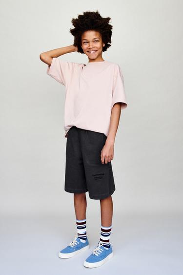 برمودا قطيفة بنص مطرز - أنثراسيت داكن الخاص بـ Zara