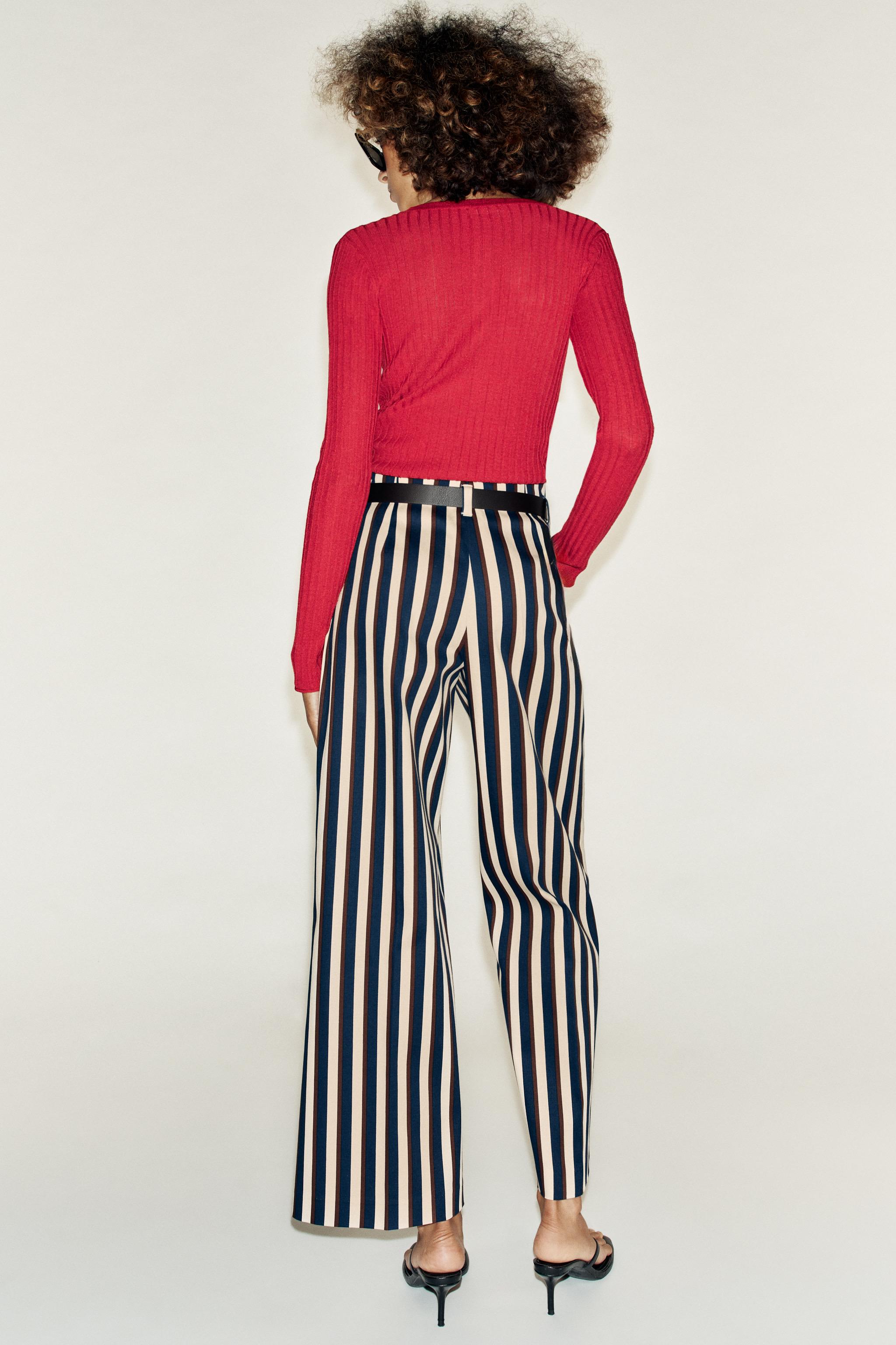 PANTALON À RAYURES ET CEINTURE