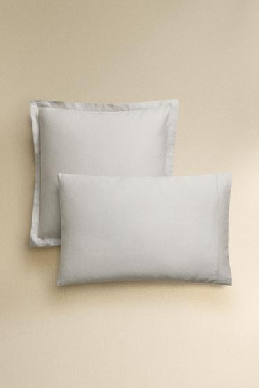 غلاف مخدة ساتان بشريط حافة (كثافة 300 خيط) - رمادي لؤلؤي الخاص بـ Zara