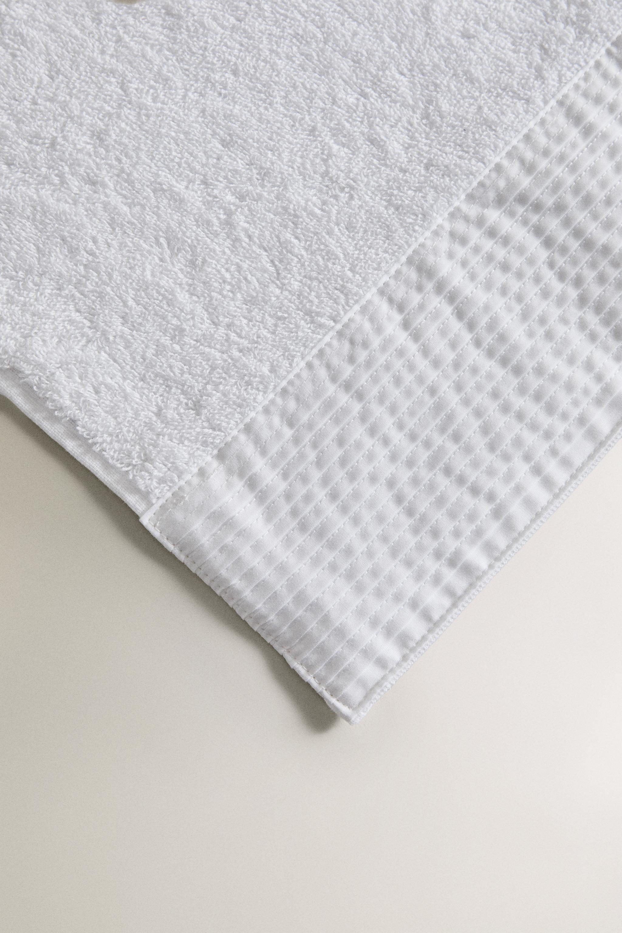 BATH TOWEL WITH BAND APPLIQUÉ