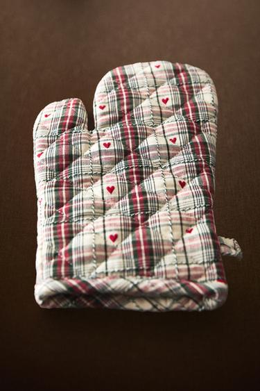 CHRISTMAS HEART OVEN GLOVE - Red by Zara - Image 4