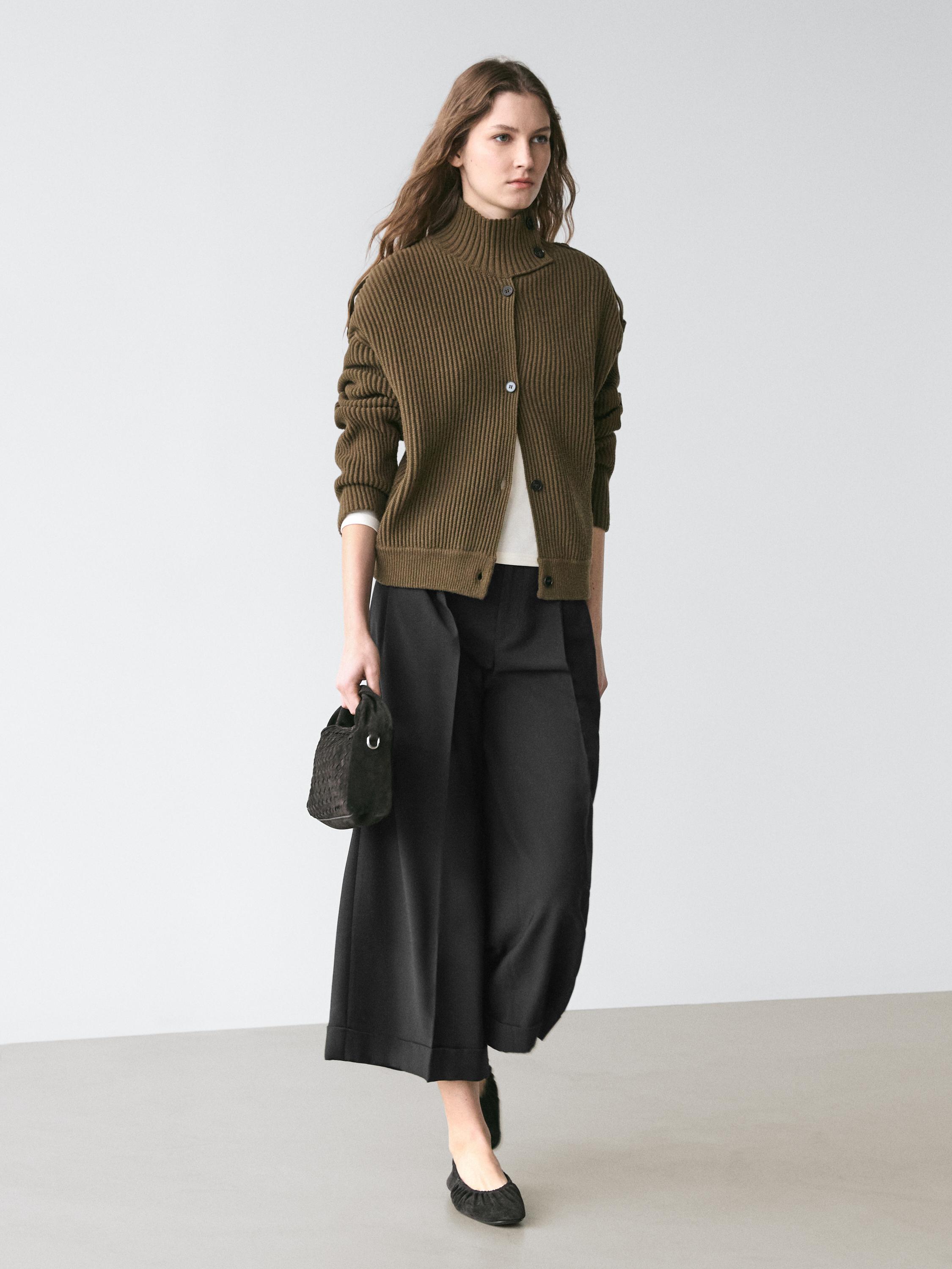 Flowing trousers with darts