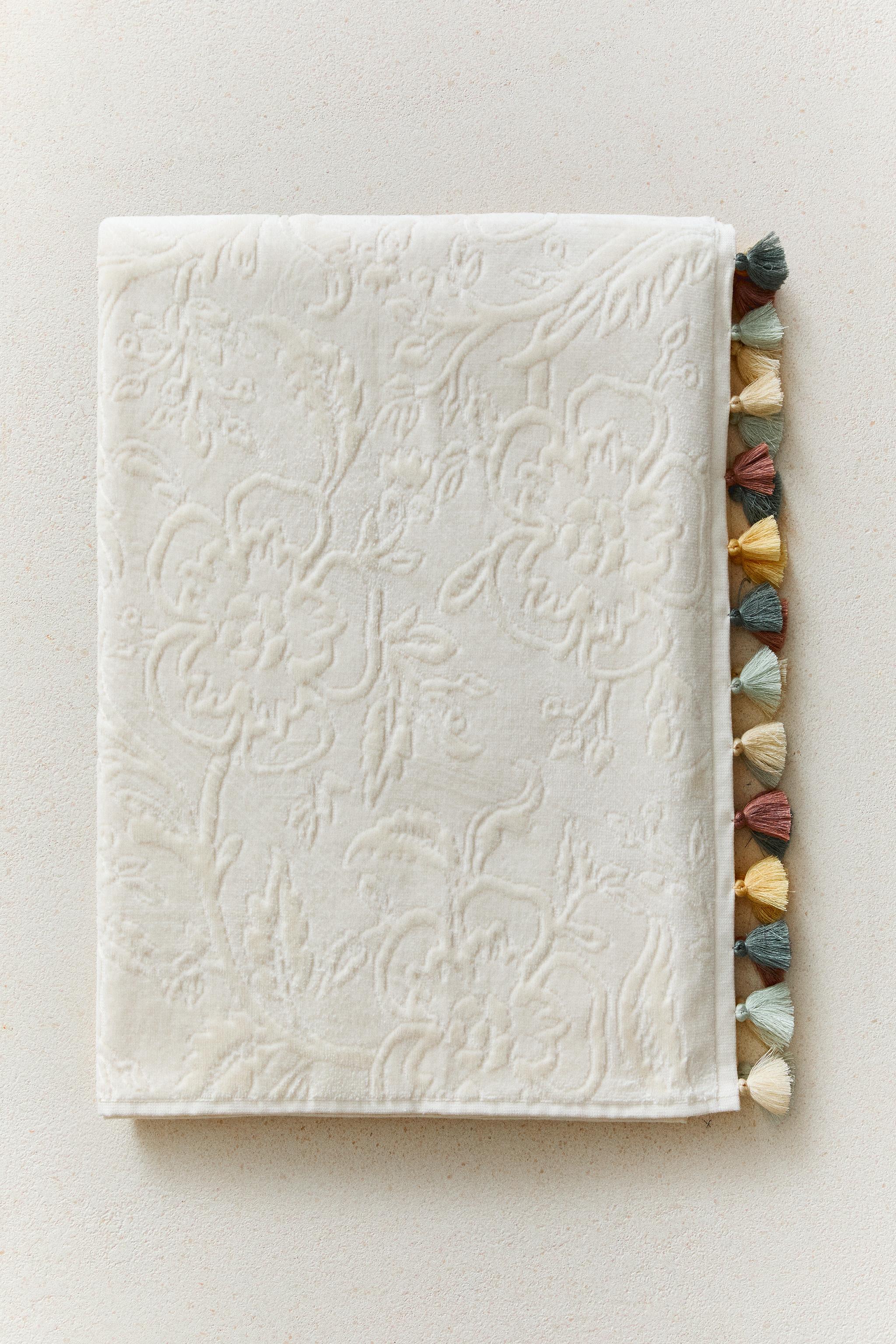 JACQUARD POMPOM BATH TOWEL — Ivory