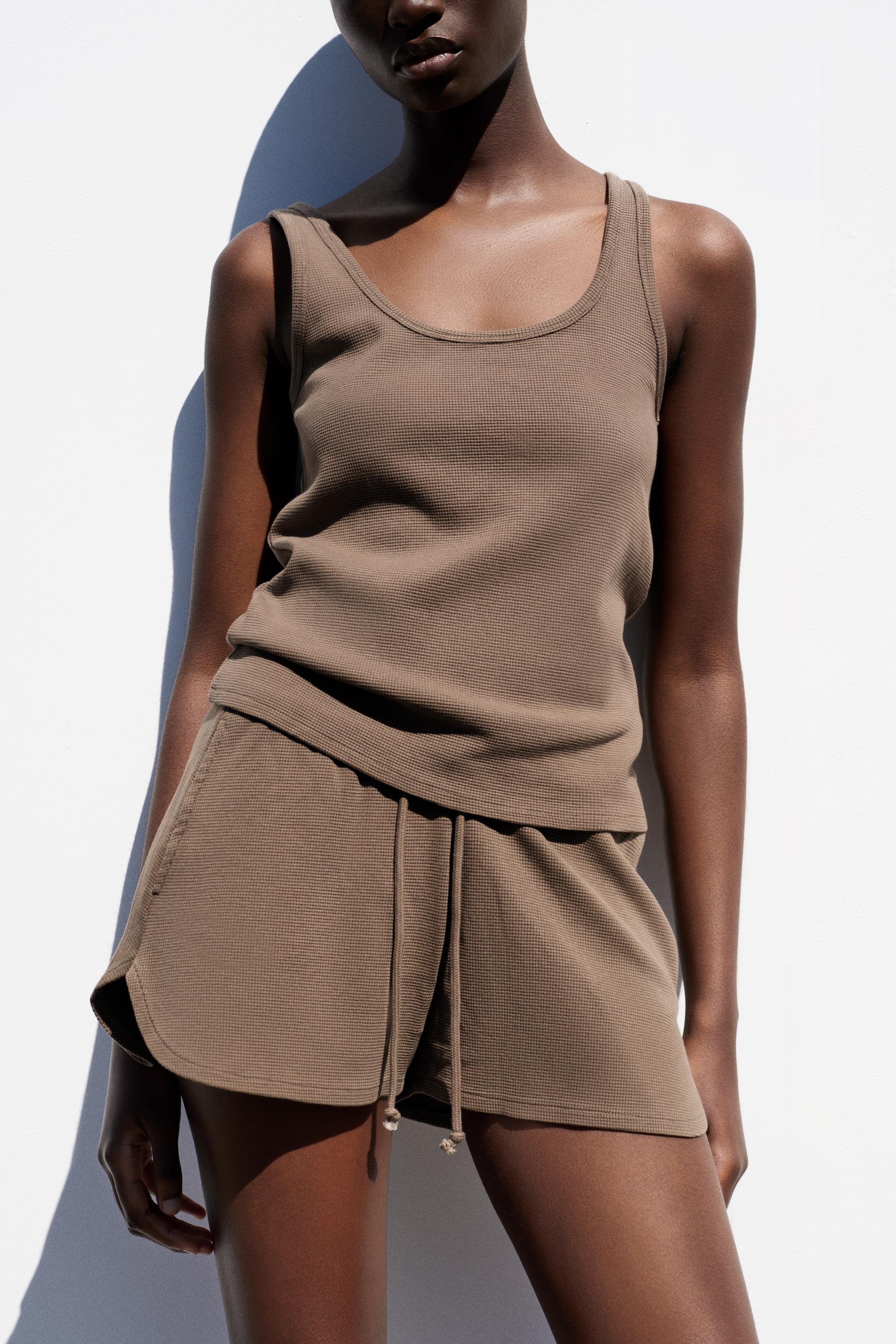 SLEEVELESS TOP
