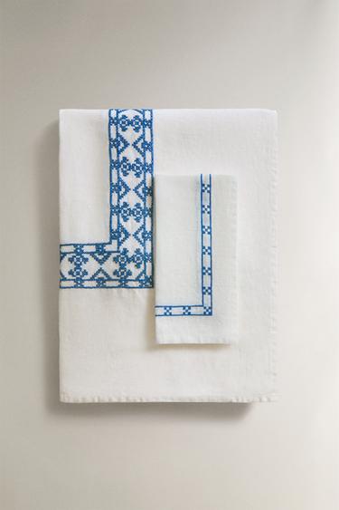 GEOMETRIC EMBROIDERED LINEN TABLECLOTH - White by Zara