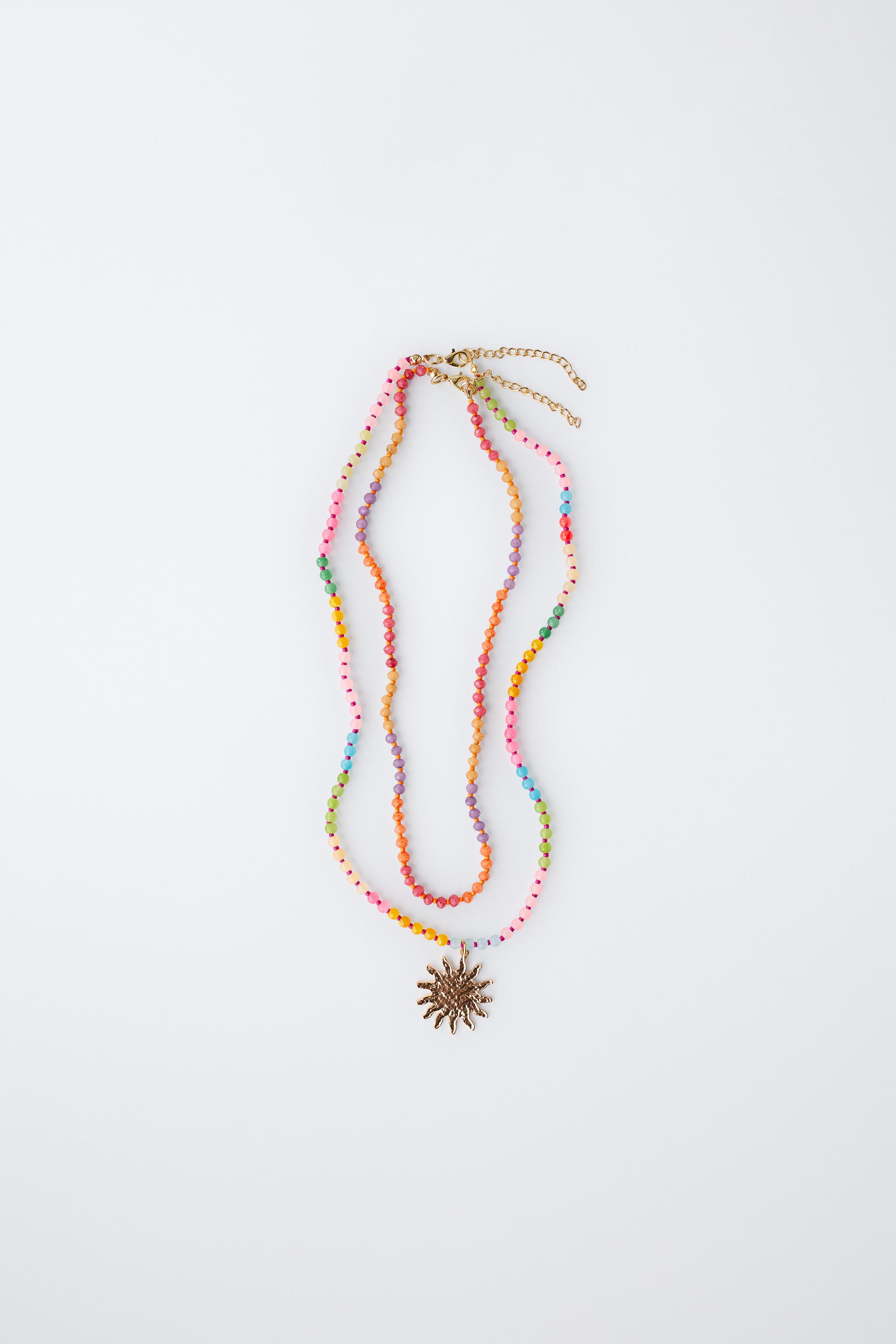 LOT DE DEUX COLLIERS AVEC FANTAISIES ET SOLEIL