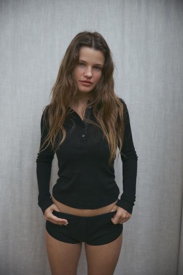 T-SHIRT MED BOMULD OG KNAPPER - Sort fra Zara