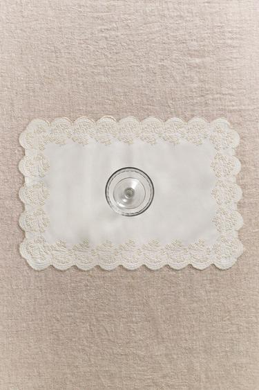 EMBROIDERED BLONDE LACE PLACEMAT - White by Zara