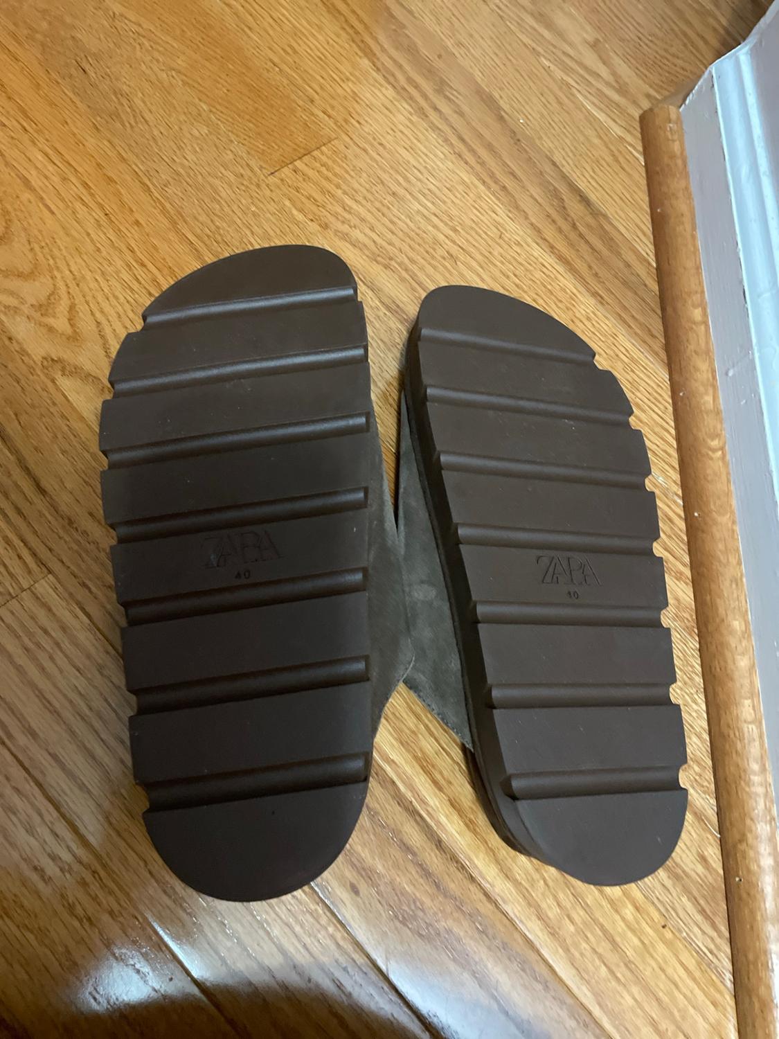 BUCKLED SUEDE PLATFORM SANDALS - Image 4