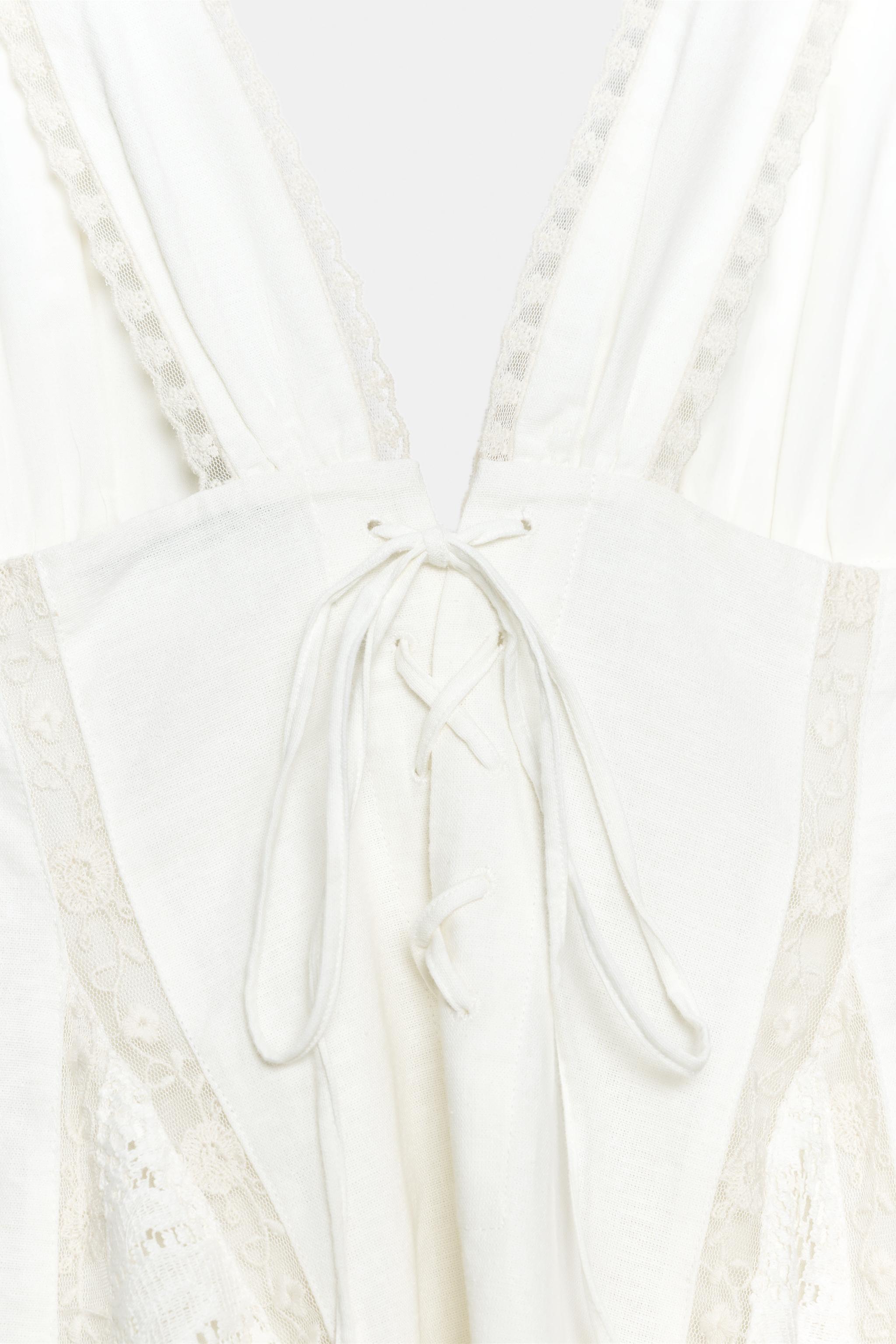 ROBE COURTE À VOLANTS EN DENTELLE