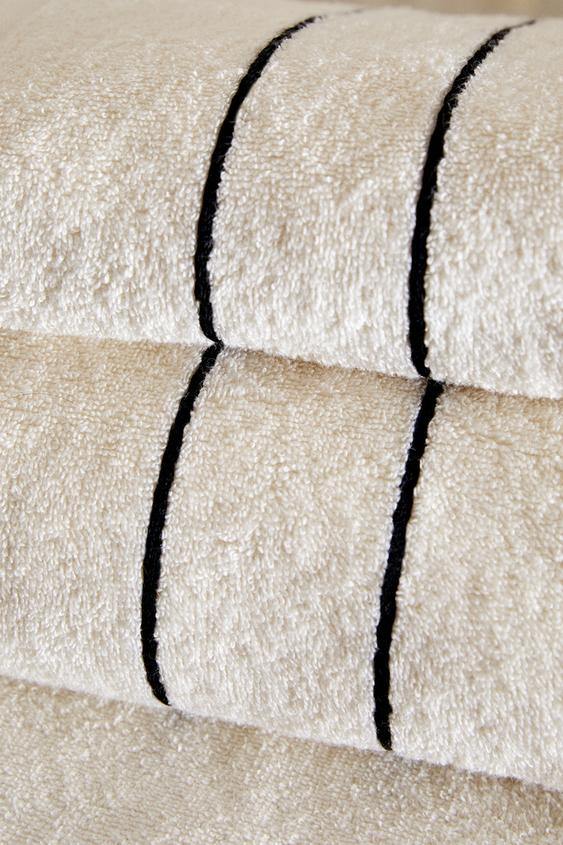 Rams - Toalla de baño realizada 100% algodón, de color gris, de 95x140 cm  con bonito diseño en su lateral. Toalla de ducha, para