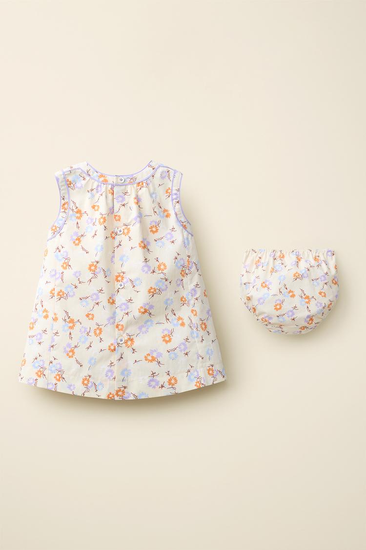 Vestido floral y pantaloncitos creado por Caramel London x Zara 2