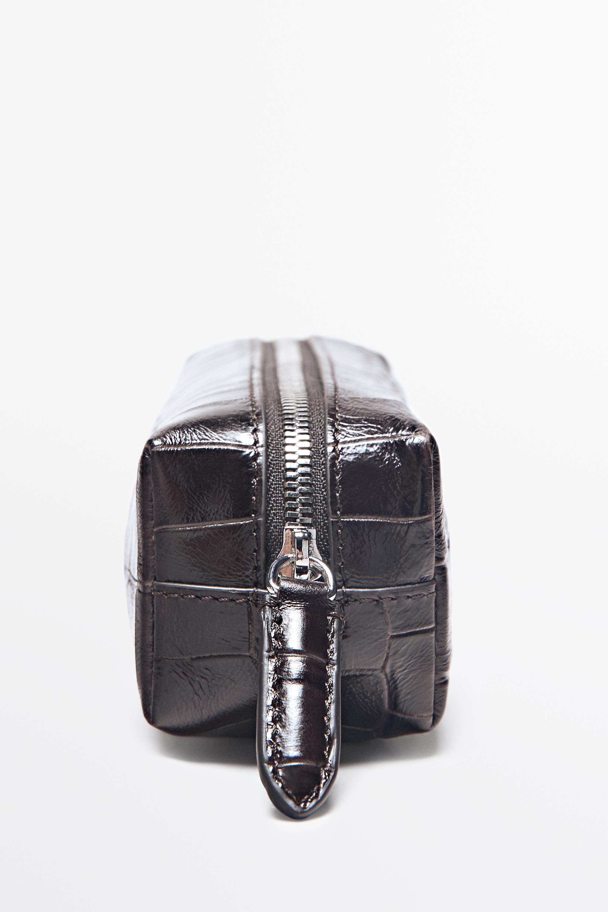 Textured leather case — Brown