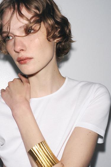 EMBOSSED METAL BRACELET - Golden by Zara