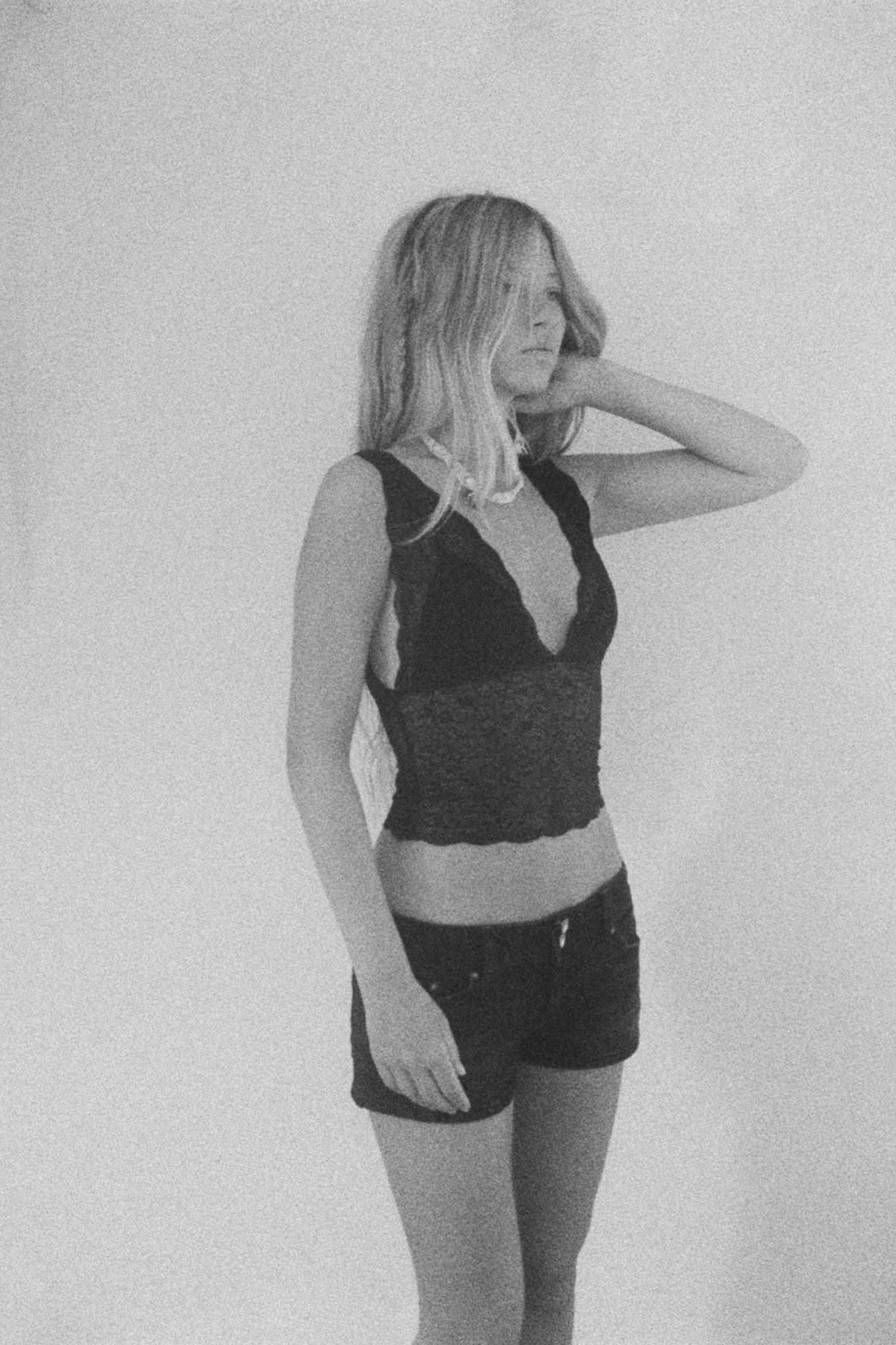 LACE CROP TOP