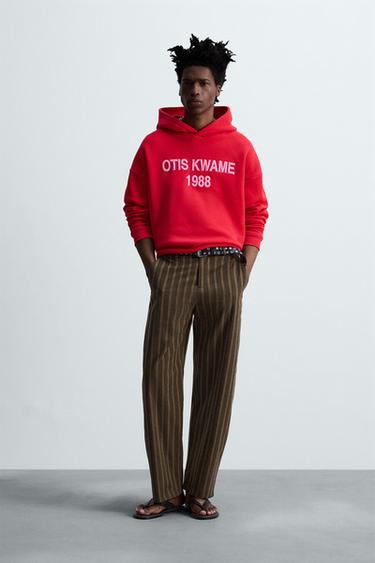 СУИТШЪРТ С КАЧУЛКА И БРОДЕРИЯ © OTIS KWAME KYE QUAICOE - Червен от Zara – Изображение 0