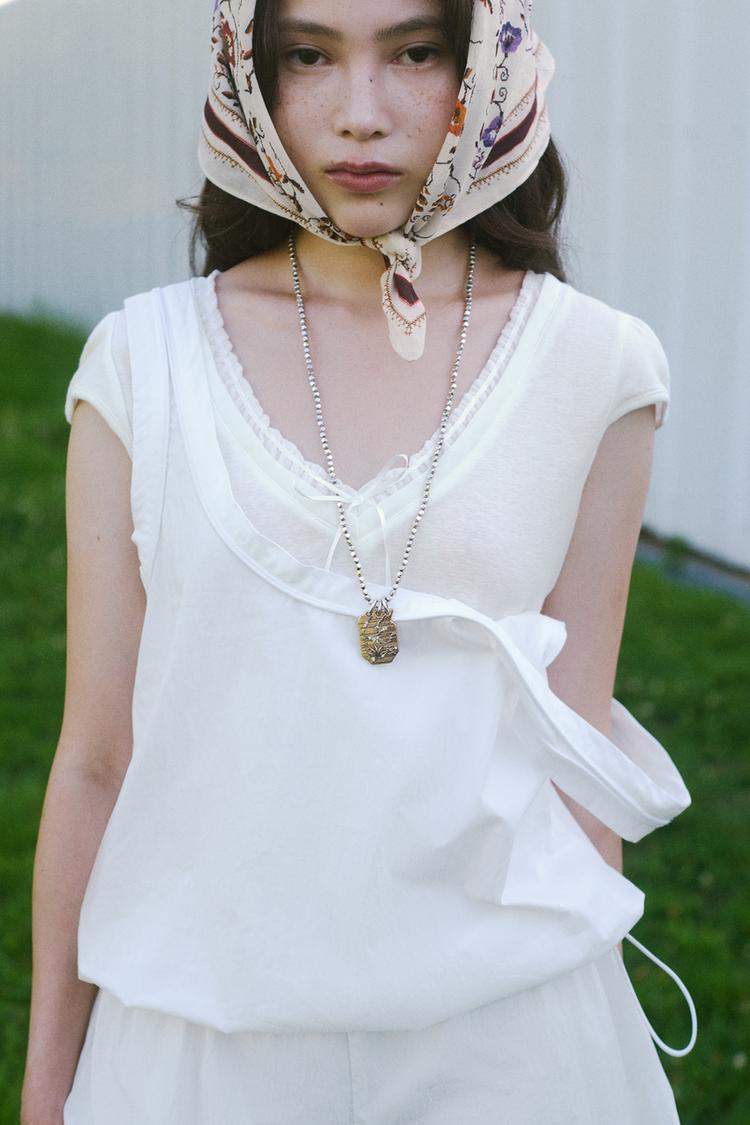 CONTRAST V-NECK T-SHIRT