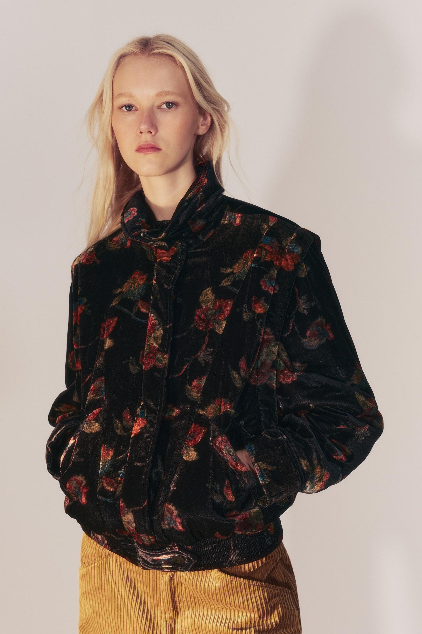 Женская куртка Zara ZW Collection Printed Floral Velvet Bomber, цвет: Чёрный — фото 5