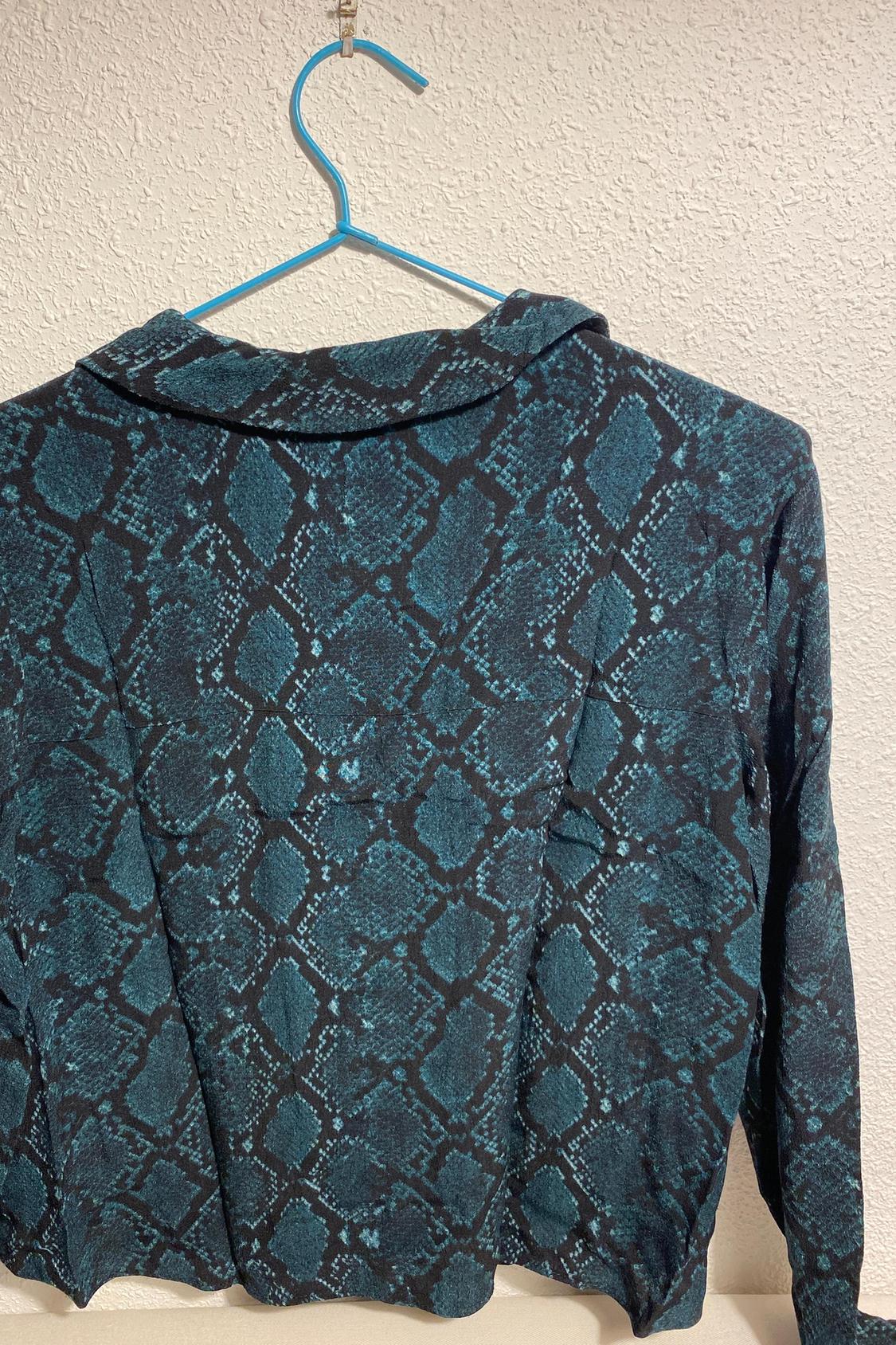 CAMISA CUELLO SOLAPA ESTAMPADO REPTIL EN VERDES - Image 4