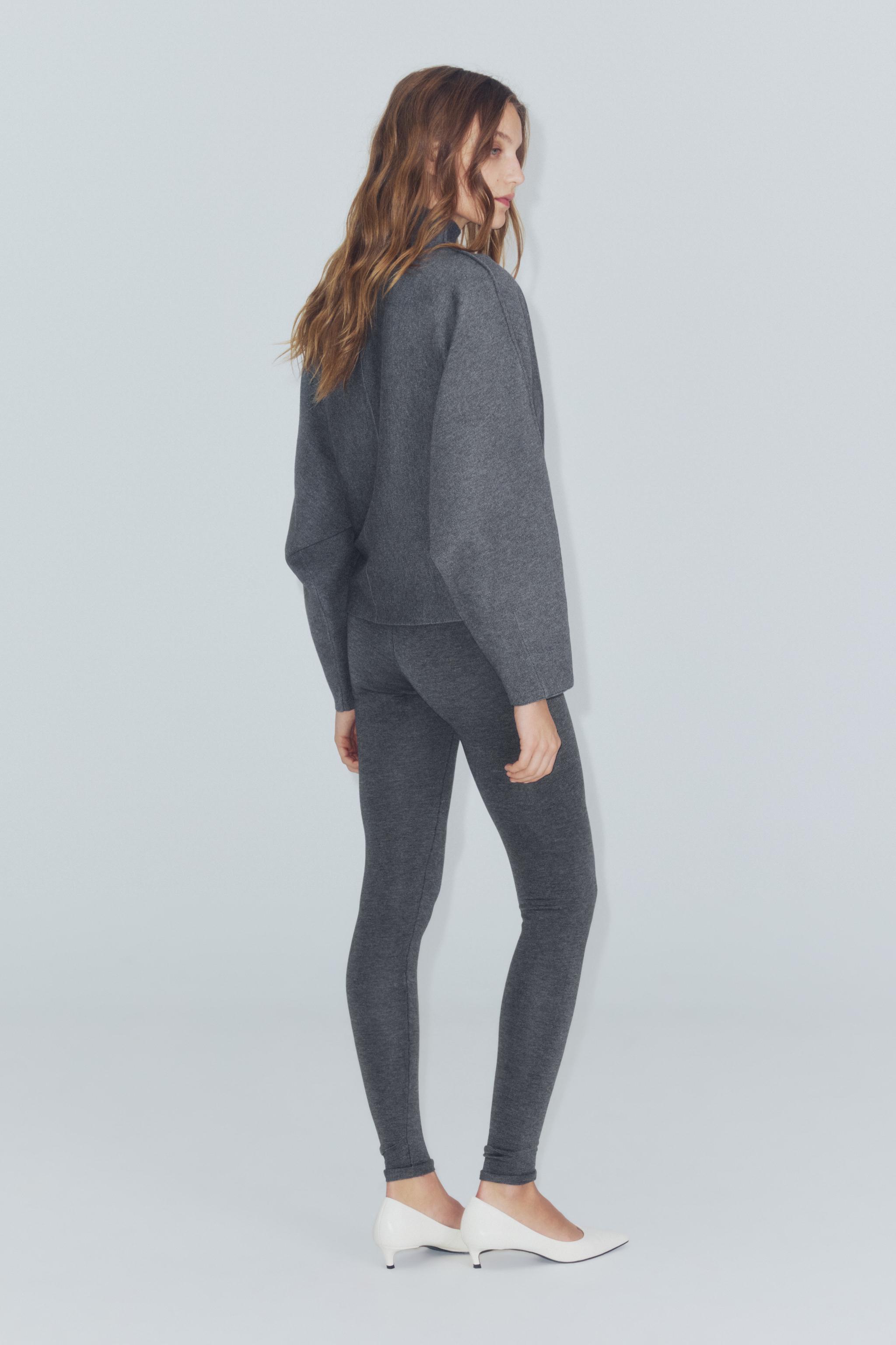 PULL EN MAILLE À COL MONTANT