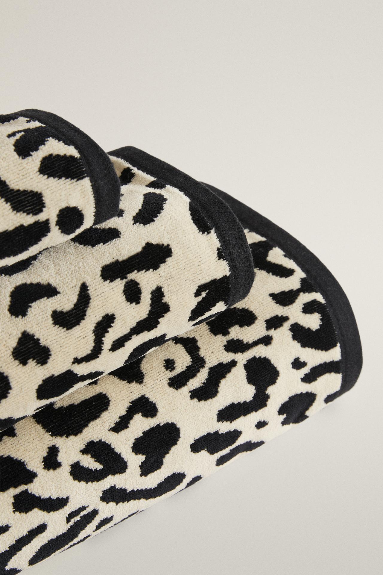ANIMAL PRINT VELOUR BATH TOWEL — Sand / Black
