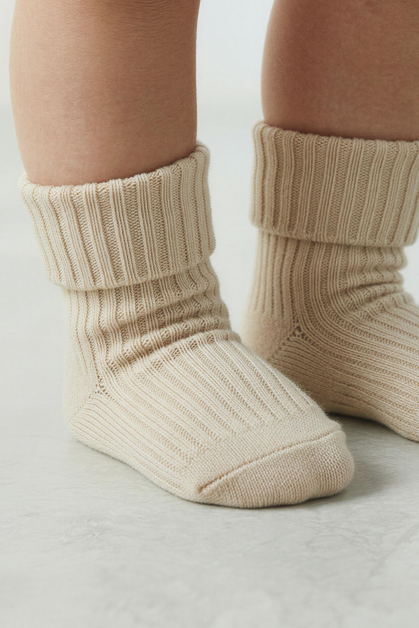LOT DE QUATRE CHAUSSETTES COULEURS EN BOÎTE