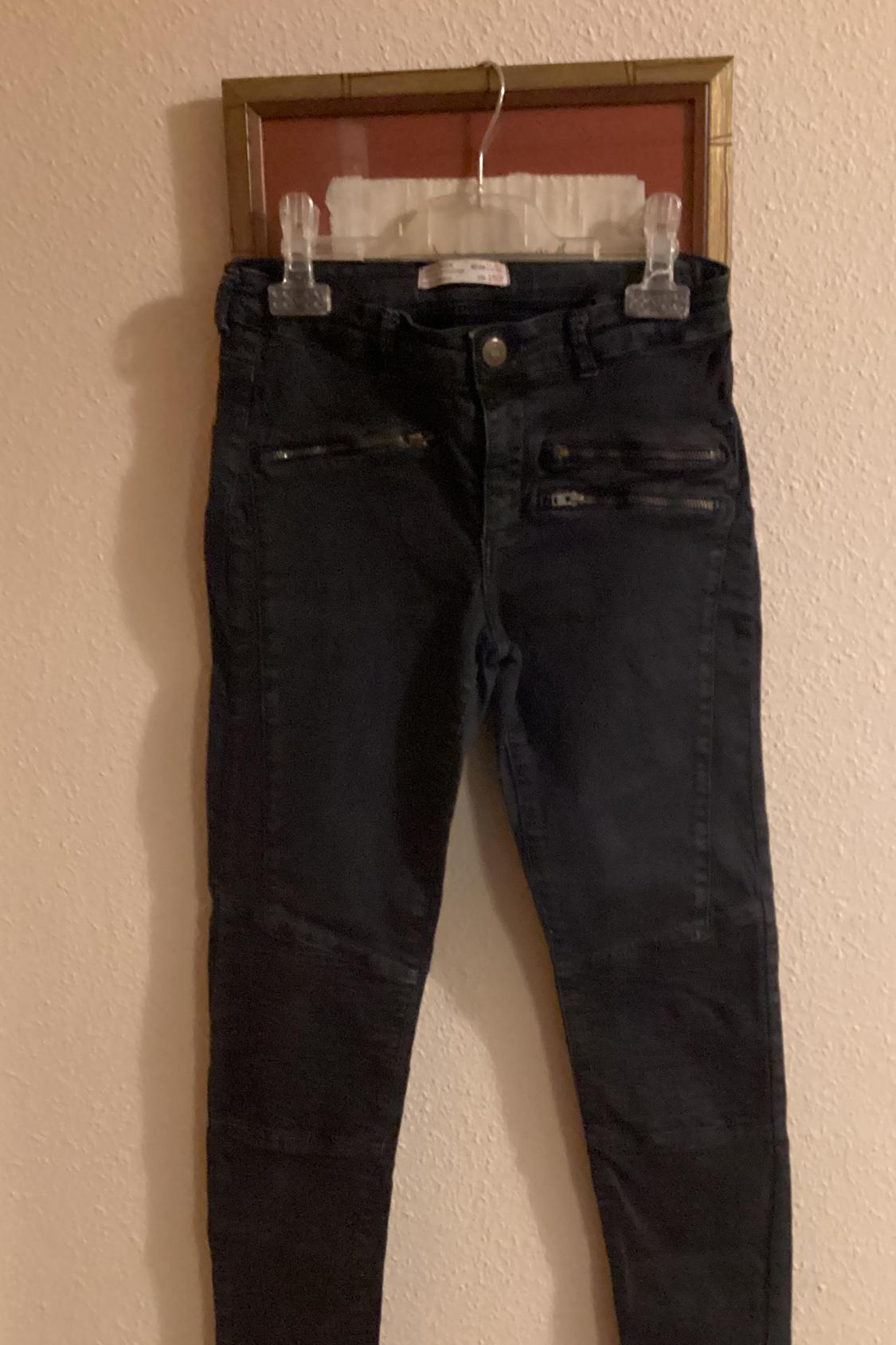 JEANS NEGROS CON CREMALLERAS Y RODILLERA PESPUNTEADA - Image 2