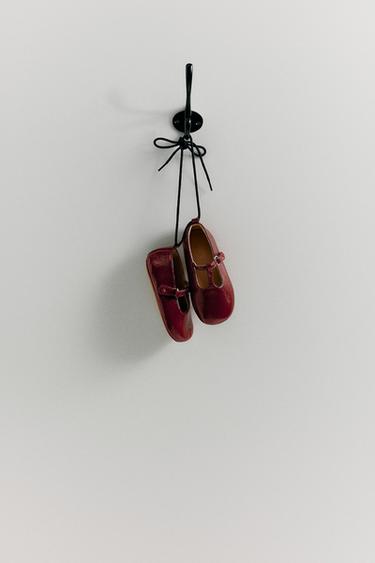 باليرينا على شكل حرف T لامعة - أحمر عنابي الخاص بـ Zara