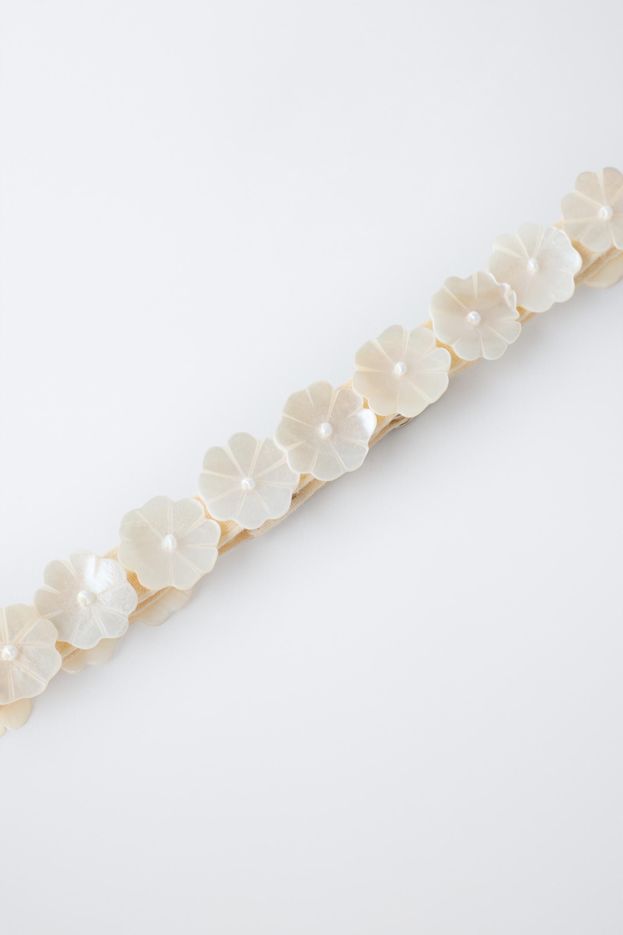 PEARLESCENT FLOWER CHOKER