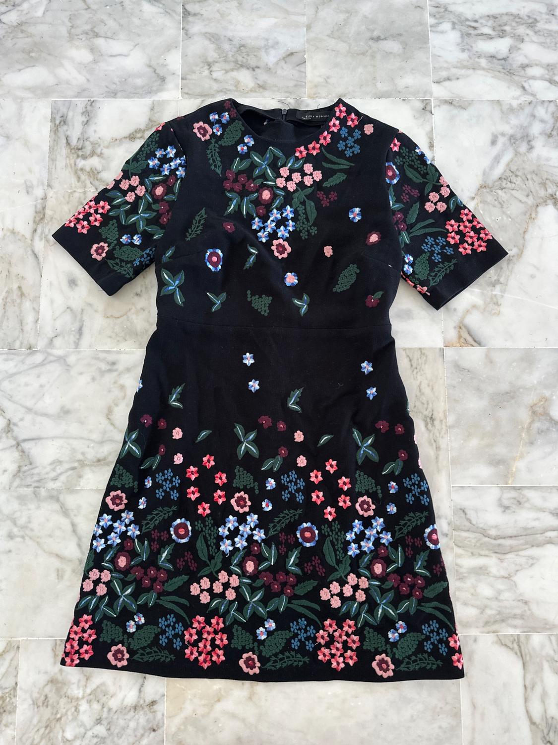 Μαύρο φόρεμα με πολύχρωμο floral κέντημα στα μανίκια και τη φούστα.