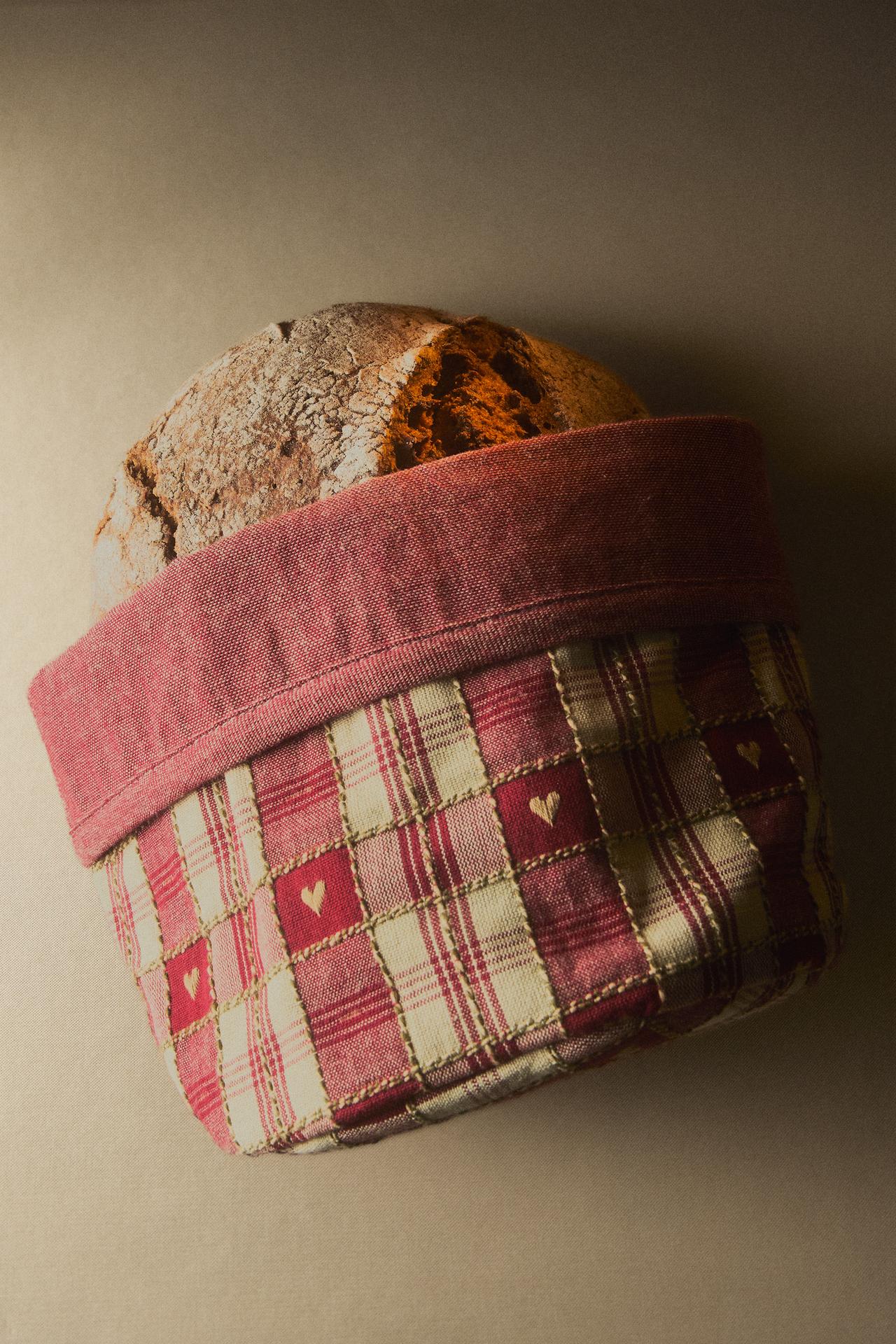 CHRISTMAS CHECK AND HEART BREAD BASKET — Red