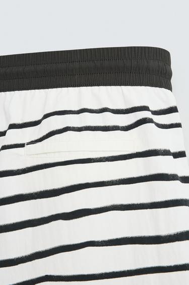 BAÑADOR MEDIO ESTAMPADO © OTIS KWAME KYE QUAICOE - Negro / Blanco de Zara