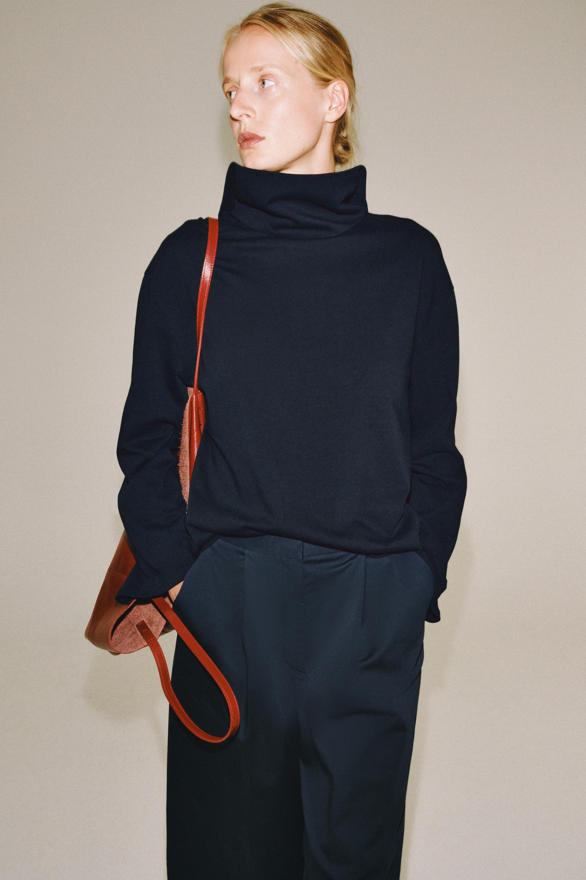 HIGH NECK SWEATSHIRT